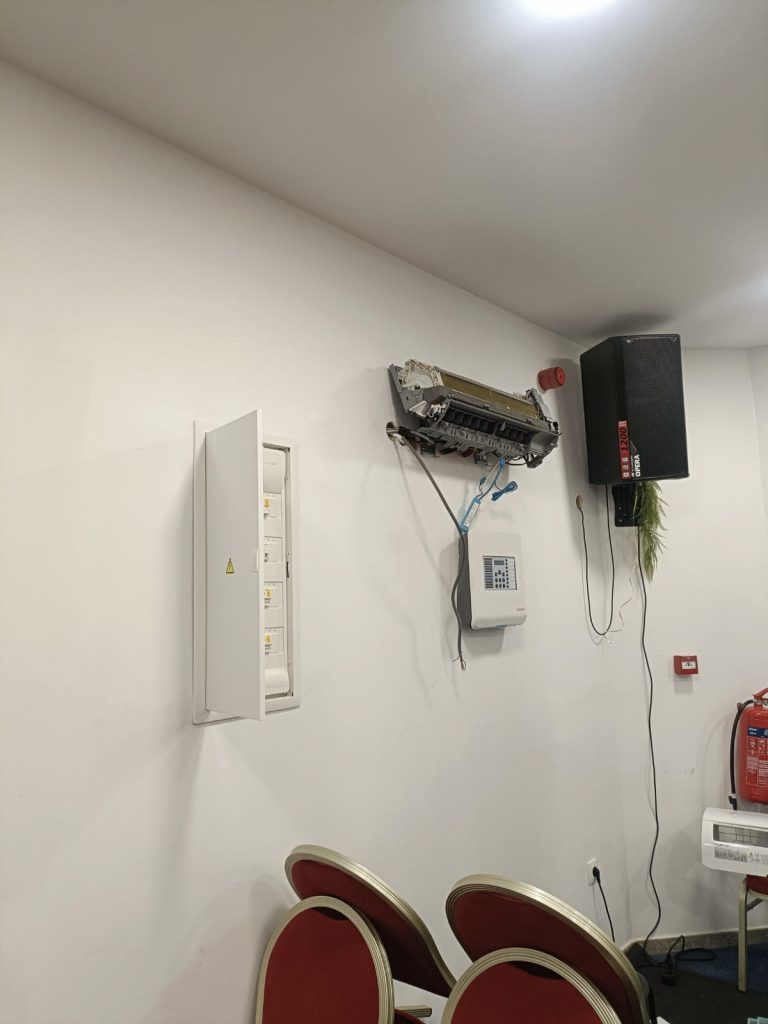 Installation en cours d’un climatiseur mural professionnel par YOU SERVICES – Travaux électriques visibles