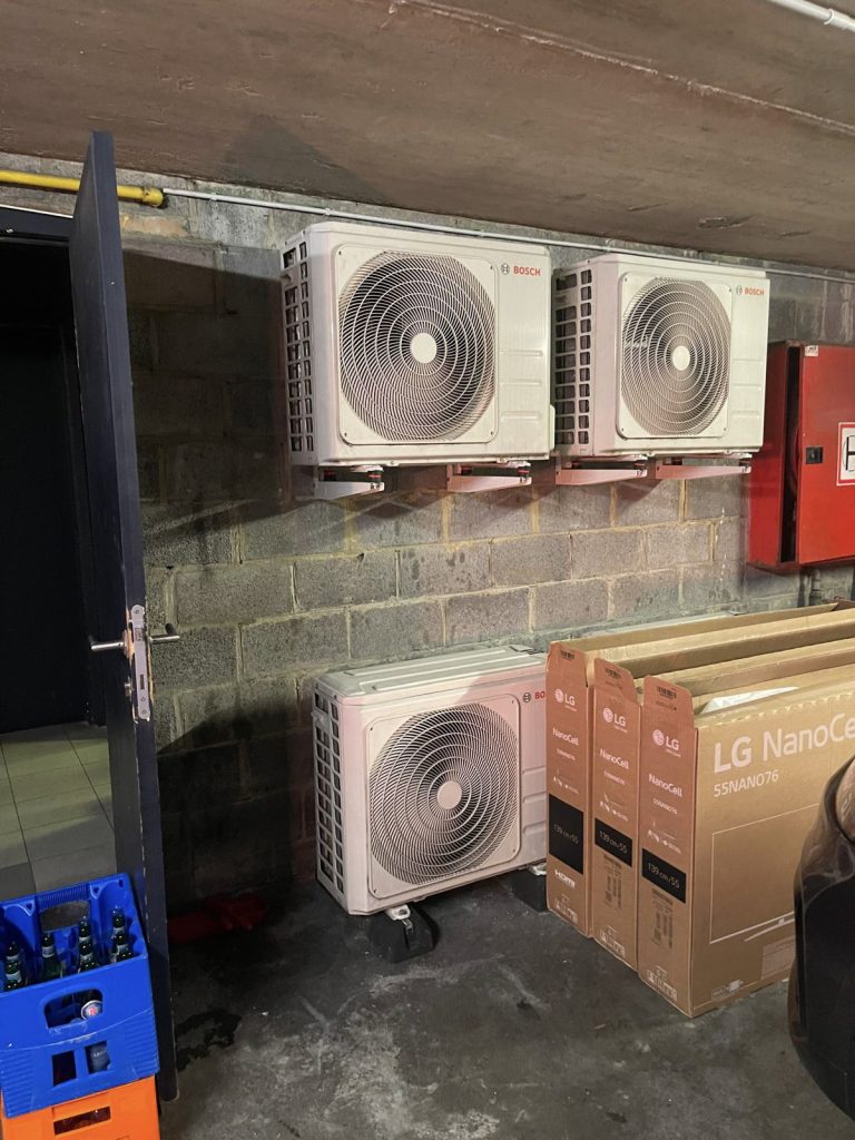 Installation murale de groupes extérieurs Bosch par un frigoriste professionnel – YOU SERVICES Belgique