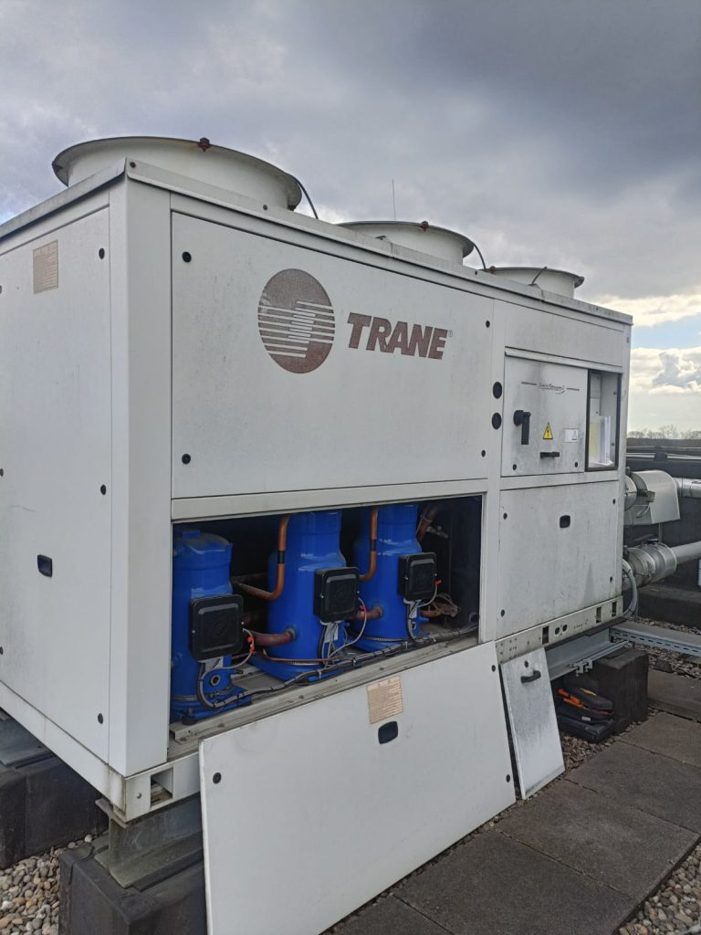 Groupe de froid industriel TRANE installé sur toiture – YOU SERVICES