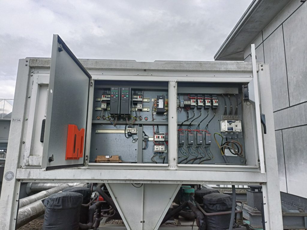 Armoire de commande frigorifique extérieure – système de régulation YOU SERVICES Belgique