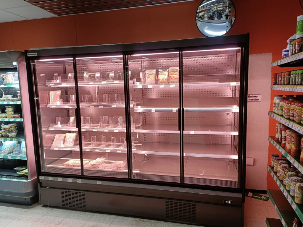 Vitrine réfrigérée verticale pour supermarché – Installation et dépannage par YOU SERVICES en Belgique