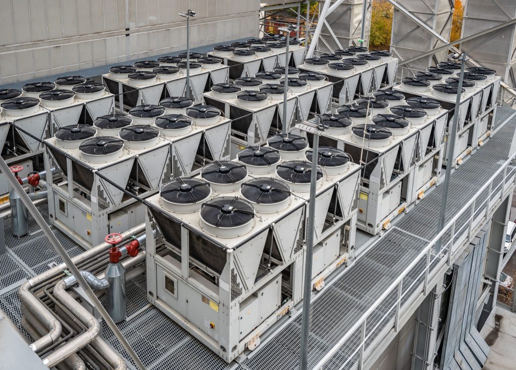 Système de réfrigération industrielle avec groupes de condensation sur toiture, installation de grande capacité